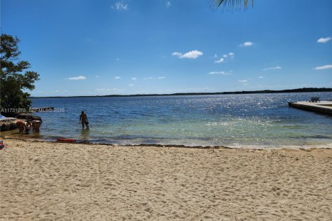 House in Key Largo, Florida 3 bedrooms, 126.72 sq.m. № 2061388 - photo 5