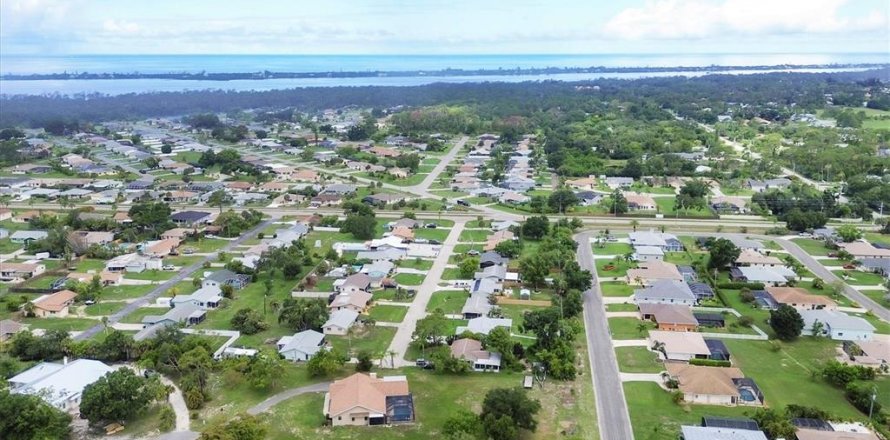 House in Englewood, Florida 3 bedrooms, 171.87 sq.m. № 2410060