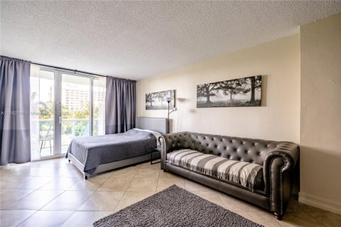 Condo in Sunny Isles Beach, Florida, 1 bedroom  № 1943976 - photo 10