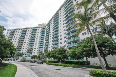Condo in Sunny Isles Beach, Florida, 1 bedroom  № 1943976 - photo 2