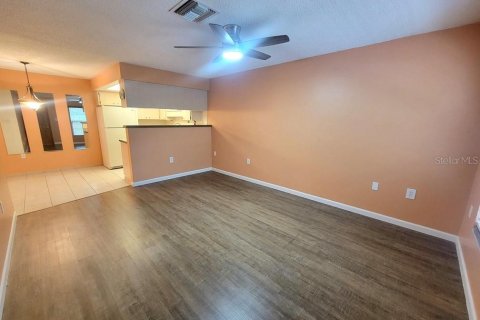 Condo in New Port Richey, Florida, 2 bedrooms  № 2232376 - photo 4