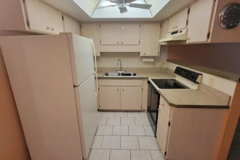 Condo in New Port Richey, Florida, 2 bedrooms  № 2232376 - photo 9