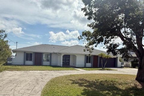 House in North Fort Myers, Florida 4 bedrooms, 236.81 sq.m. № 1562035 - photo 7