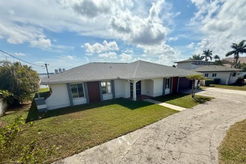 House in North Fort Myers, Florida 4 bedrooms, 236.81 sq.m. № 1562035 - photo 4