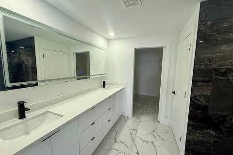 House in North Fort Myers, Florida 4 bedrooms, 236.81 sq.m. № 1562035 - photo 25