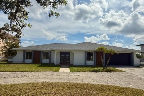 House in North Fort Myers, Florida 4 bedrooms, 236.81 sq.m. № 1562035 - photo 2