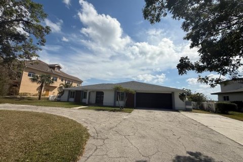 House in North Fort Myers, Florida 4 bedrooms, 236.81 sq.m. № 1562035 - photo 3
