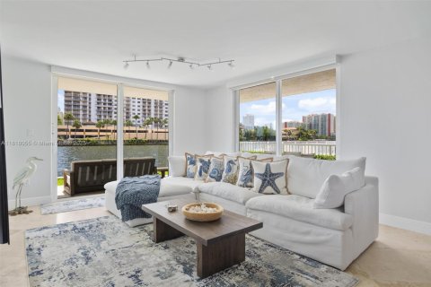 Condo in North Miami Beach, Florida, 3 bedrooms  № 1786482 - photo 9