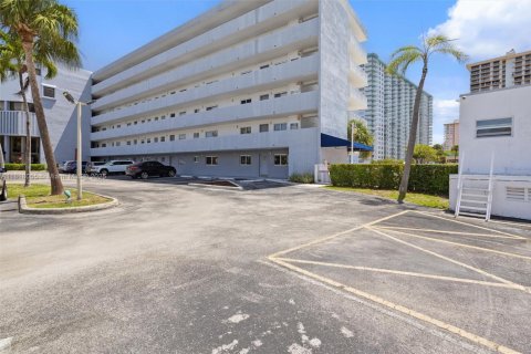 Condo in North Miami Beach, Florida, 3 bedrooms  № 1786482 - photo 27