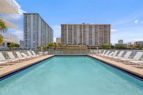 Condo in North Miami Beach, Florida, 3 bedrooms  № 1786482 - photo 24