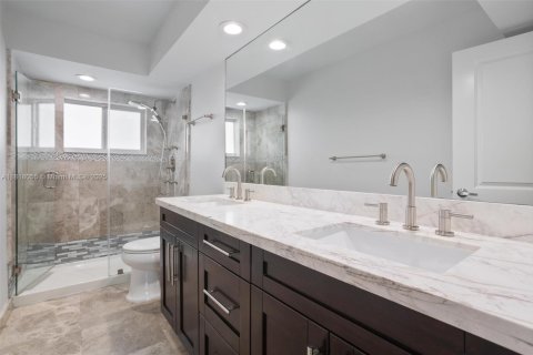 Condo in North Miami Beach, Florida, 3 bedrooms  № 1786482 - photo 16