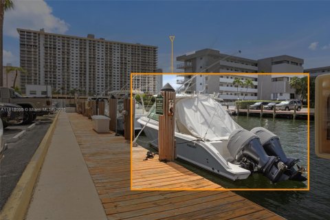 Condo in North Miami Beach, Florida, 3 bedrooms  № 1786482 - photo 25