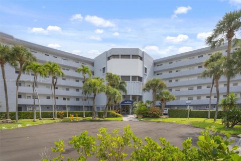 Condo in North Miami Beach, Florida, 3 bedrooms  № 1786482 - photo 3