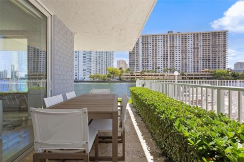 Condo in North Miami Beach, Florida, 3 bedrooms  № 1786482 - photo 23
