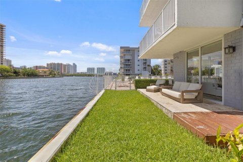 Condo in North Miami Beach, Florida, 3 bedrooms  № 1786482 - photo 2