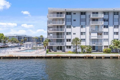 Condo in North Miami Beach, Florida, 3 bedrooms  № 1786482 - photo 28