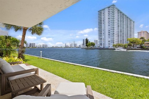 Condo in North Miami Beach, Florida, 3 bedrooms  № 1786482 - photo 1