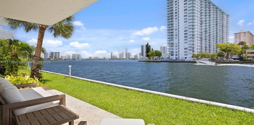 Condominio en North Miami Beach, Florida, 3 dormitorios № 1786482