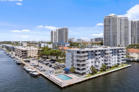 Condo in North Miami Beach, Florida, 3 bedrooms  № 1786482 - photo 29