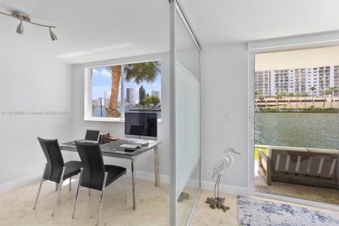 Condo in North Miami Beach, Florida, 3 bedrooms  № 1786482 - photo 19
