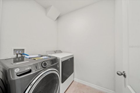 House in Lakeland, Florida 5 bedrooms, 250.46 sq.m. № 2230309 - photo 18
