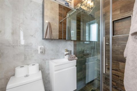 House in Miami, Florida 5 bedrooms, 263.56 sq.m. № 2019350 - photo 15