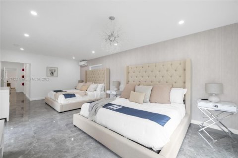 House in Miami, Florida 5 bedrooms, 263.56 sq.m. № 2019350 - photo 25