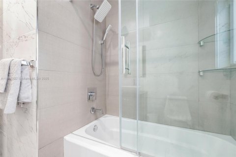 House in Miami, Florida 5 bedrooms, 263.56 sq.m. № 2019350 - photo 18