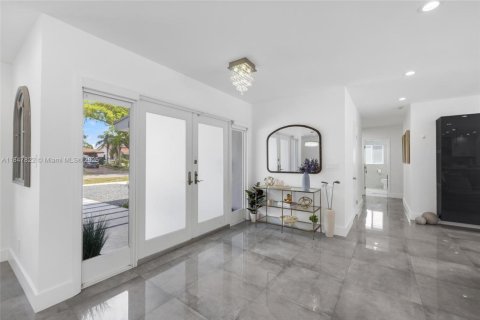House in Miami, Florida 5 bedrooms, 263.56 sq.m. № 2019350 - photo 4