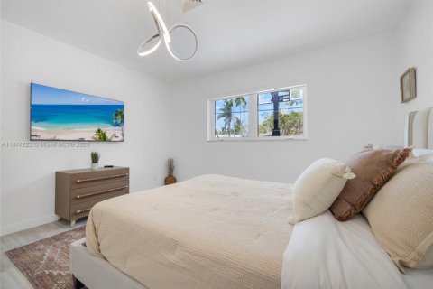 House in Miami, Florida 5 bedrooms, 263.56 sq.m. № 2019350 - photo 21