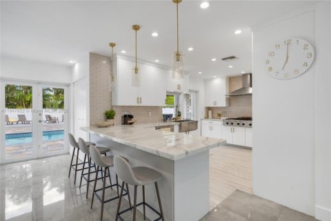 House in Miami, Florida 5 bedrooms, 263.56 sq.m. № 2019350 - photo 9