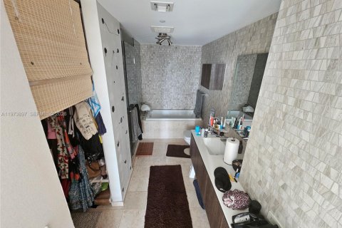 Condo in Miami, Florida, 1 bedroom  № 2040660 - photo 9