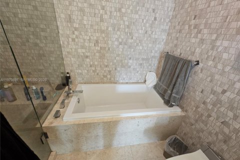 Condo in Miami, Florida, 1 bedroom  № 2040660 - photo 15