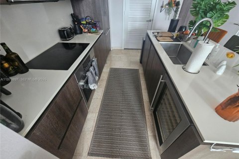Condo in Miami, Florida, 1 bedroom  № 2040660 - photo 4