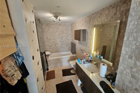 Condo in Miami, Florida, 1 bedroom  № 2040660 - photo 10