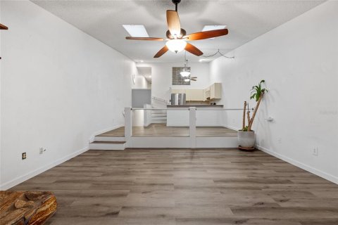 Condo in Pinellas Park, Florida, 2 bedrooms  № 1904010 - photo 6