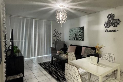 Снять в аренду кондоминиум в Майами, Флорида 2 спальни, 70.61м2, № 1967292 - фото 4