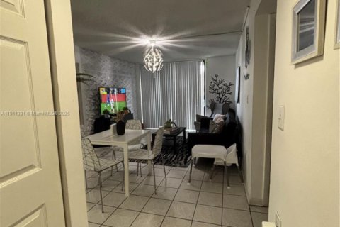 Снять в аренду кондоминиум в Майами, Флорида 2 спальни, 70.61м2, № 1967292 - фото 2