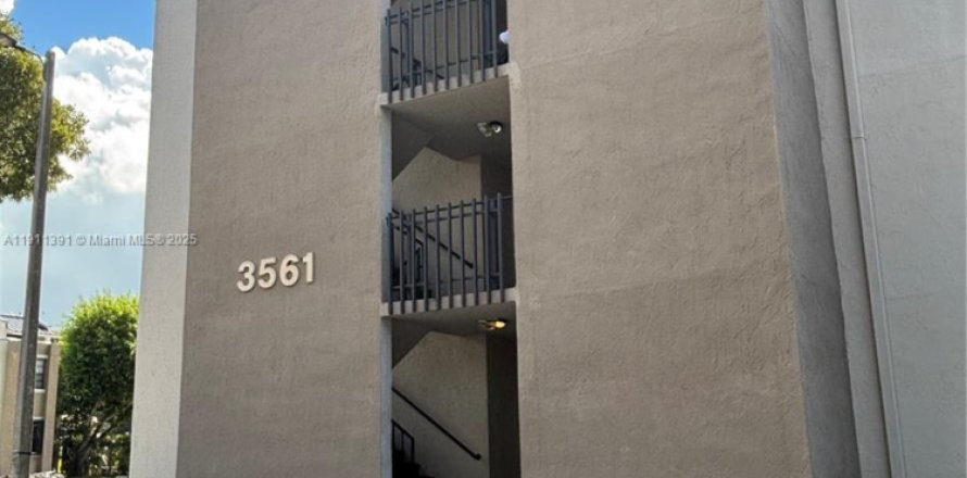 Кондоминиум с 2 спальнями в Майами, Флорида № 1967292