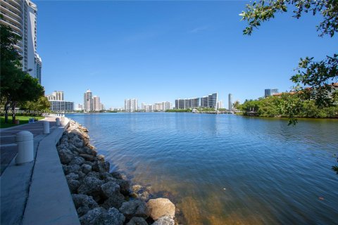 Copropriété à vendre à Aventura, Floride: 2 chambres, 122.26 m2 № 2263641 - photo 6