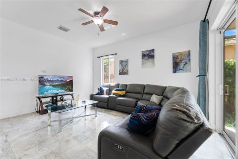Casa en venta en Homestead, Florida, 3 dormitorios, 176.24 m2 № 1946718 - foto 11
