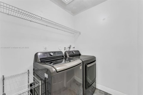 Casa en venta en Homestead, Florida, 3 dormitorios, 176.24 m2 № 1946718 - foto 16