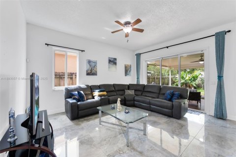 Casa en venta en Homestead, Florida, 3 dormitorios, 176.24 m2 № 1946718 - foto 10