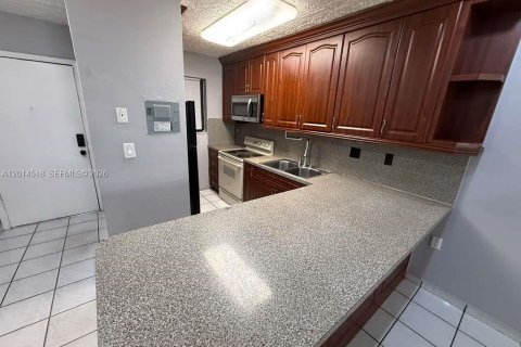 Condo in Hialeah, Florida, 2 bedrooms № 2076512 - photo 12