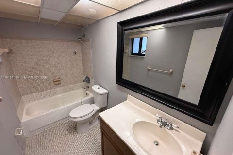 Condo in Hialeah, Florida, 2 bedrooms № 2076512 - photo 8