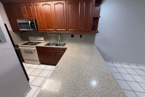 Condo in Hialeah, Florida, 2 bedrooms № 2076512 - photo 11