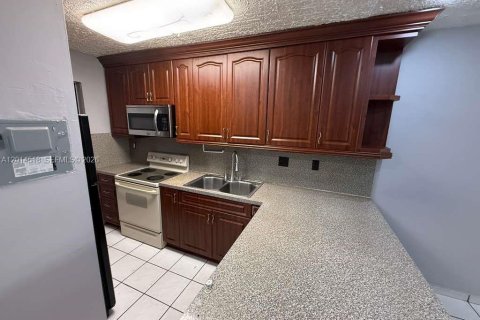 Condo in Hialeah, Florida, 2 bedrooms № 2076512 - photo 10