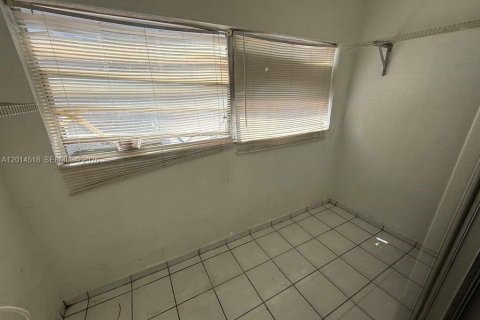 Condo in Hialeah, Florida, 2 bedrooms № 2076512 - photo 9
