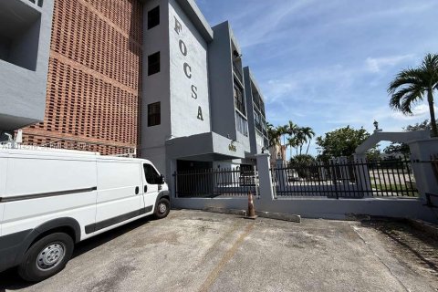 Condo in Hialeah, Florida, 2 bedrooms № 2076512 - photo 2