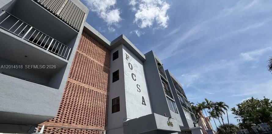 Condo in Hialeah, Florida, 2 bedrooms № 2076512